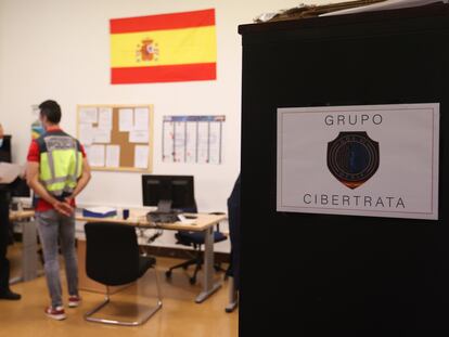 Oficina del grupo de Cibertrata de la Policía Nacional en Madrid. Con mascarilla, Fermín Treceño, inspector jefe.