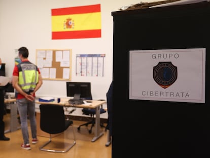 Oficina del grupo de Cibertrata de la Policía Nacional en Madrid. Con mascarilla, Fermín Treceño, inspector jefe.