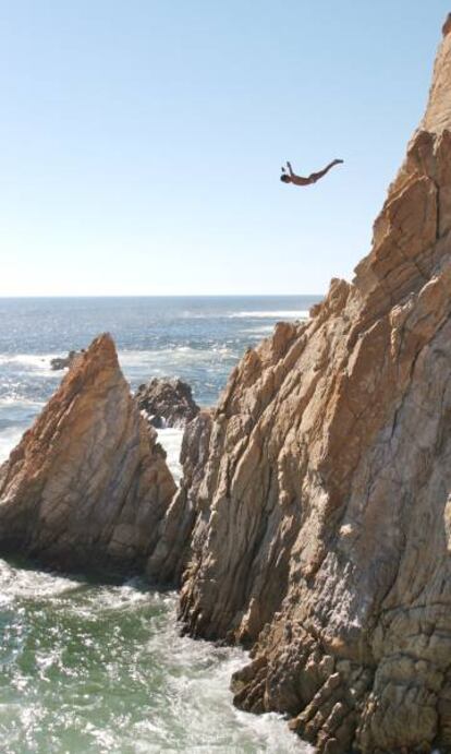 Un 'clavadista' en el acantilado de La Quebrada, en Acapulco (México).