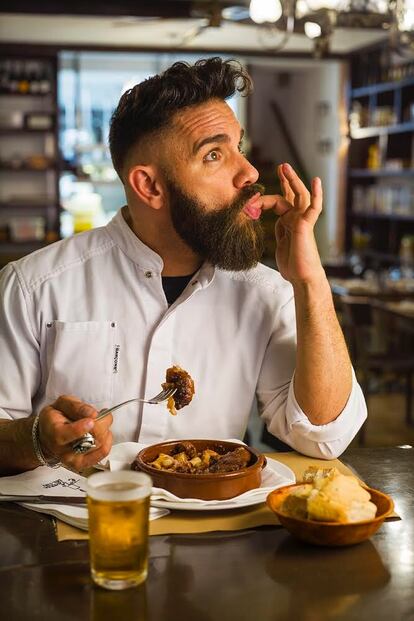 Tranquilidad, la cerveza es puro atrezzo: el cocinero Marc Ribas, deportista empedernido, afirma que no bebe alcohol.