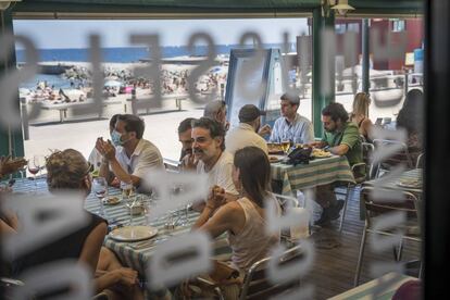 Un restaurant a la platja de Bogatell. 