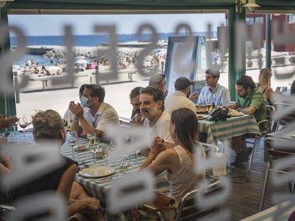 Un restaurant a la platja de Bogatell. 