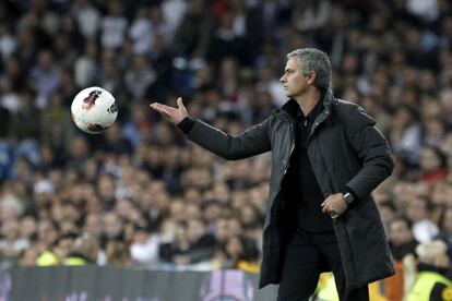 Mourinho desplaza el balón durante el partido de esta temporada entre el Real Madrid y el Valencia (0-0) disputado en el Bernabéu.