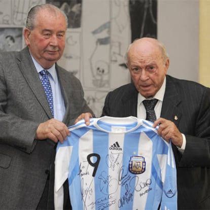 Julio Grondona (a la izquierda) entrega a Alfredo di Stéfano la camiseta de la selección argentina.
