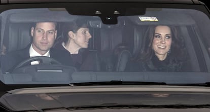 El príncipe Guillermo y Kate Middleton, junto a sus hijos y la niñera llegando al palacio de Buckingham.