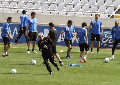 Ivan Jovanovic dirige el entrenamiento del Apoel