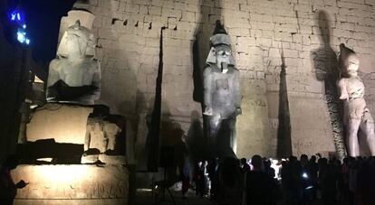 Presentación de la estatua restaurada, en el centro de la imagen, este martes.