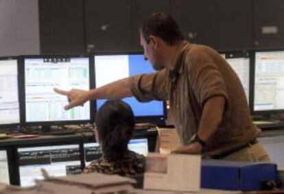 Imagen que muestra la actividad de los operadores de bolsa en un banco de Milán. EFE/Archivo