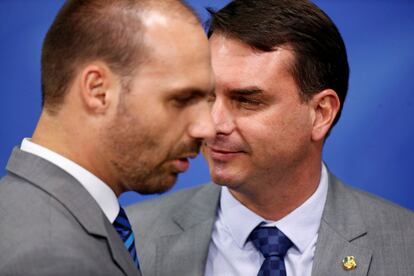 Eduardo Bolsonaro y Flavio Bolsonaro en octubre pasado.