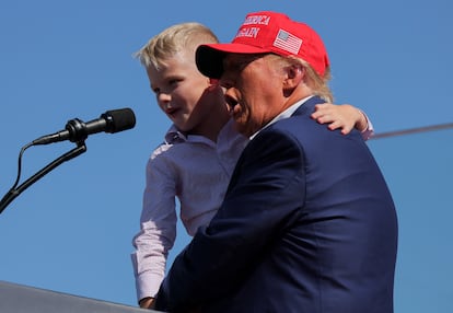 Donald Trump, este sábado con su nieto Luke durante un mitin en Wilmington (Carolina del Norte).