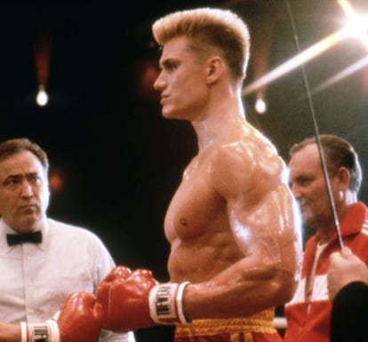 Si no está el último en este ranking es porque ningún otro hombre llevaría un collar hecho con las orejas de sus víctimas y exclamaría, con total impunidad: "¡Soy todo oídos!" (en la película 'Soldado universal'). Dolph Lundgren (Estocolmo, Suecia, 1957) era carne de serie B (carne, fibra y mechas rubias), pero dio la talla como Ivan Drago en ‘Rocky IV’, He-Man en ‘Masters del universo’ y el villano de ‘Soldado universal’. Ahora se ha hecho director, se conserva asombrosamente bien para tener 59 años y, por alguna razón, va peinado como el actor Eric Roberts. ¿Alguien ha visto a Lundgren y a Roberts juntos en la misma habitación? Ahí hay una teoría de la conspiración en potencia.