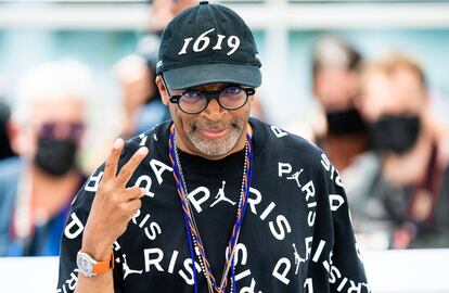 Spike Lee, presidente del jurado, con una gorra que incluye la cifra 1619 y que él mismo comercializa para replantear la historia de EEUU colocando las consecuencias de la esclavitud en Estados Unidos.