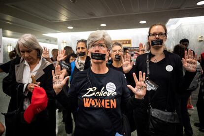 Simpatizantes de Christine Blasey Ford se manifiestan durante su comparecencia de ante el comité judicial del Senado en el Capitolio.