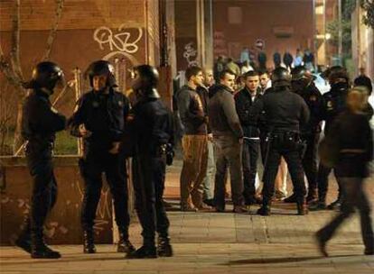 Agentes antidisturbios desplegados en el centro de Alcorcón ayer por la tarde intervienen para evitar nuevos incidentes.