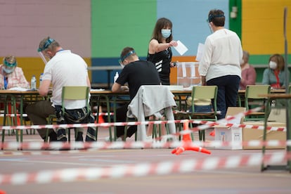 Una mujer vota en las elecciones gallegas en el pabellón Os Castros, en Burela (Lugo).