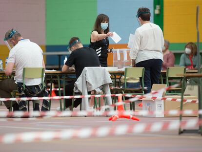 Una mujer vota en las elecciones gallegas en el pabellón Os Castros, en Burela (Lugo).