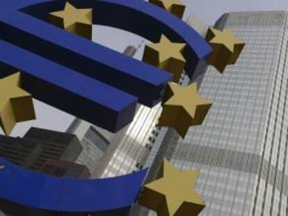 Vista del logotipo del euro frente a la sede del Banco Central Europeo (BCE). EFE/Archivo