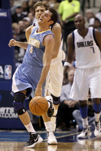 Rudy, con Nowitzky a su espalda y Odom al fondo.