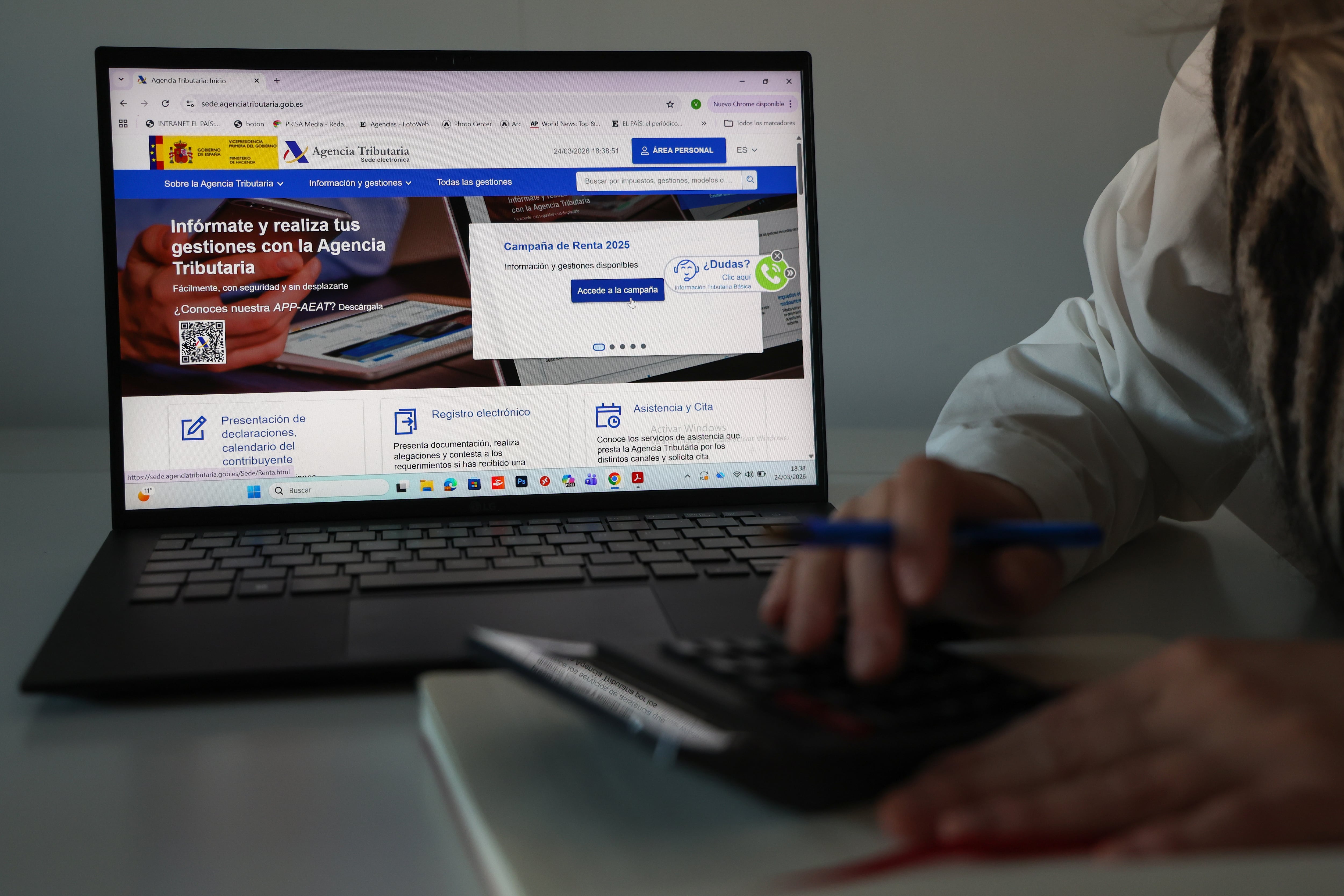 Usuria inicia los tramites para realizar la declaracion de la renta telematicamente. Foto: Víctor Sainz