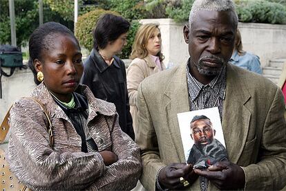 Los padres de Ndombele Augusto Domínguez, joven asesinado en Alcorcón, a la entrada del juicio.