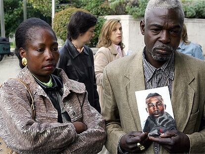 Los padres de Ndombele Augusto Domínguez, joven asesinado en Alcorcón, a la entrada del juicio.