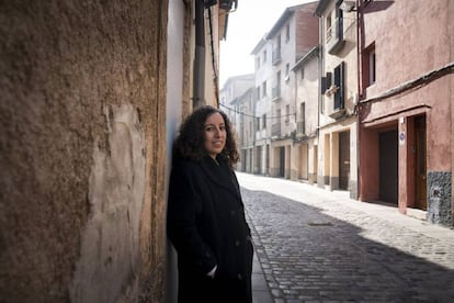 Najat el Hachmi, al carrer de Sant Francesc del barri de la Calla, a Vic, on va viure de petita.