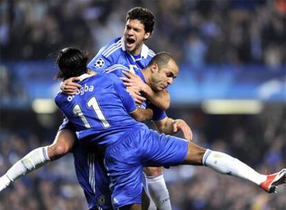 Drogba y Ballack abrazan a Alex tras el gol de éste, el segundo del Chelsea al Liverpool.