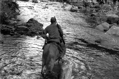 Fidel Castro, durante la lucha en Sierra Maestra, cuando cruzaba el río Yara a lomos de un caballo.