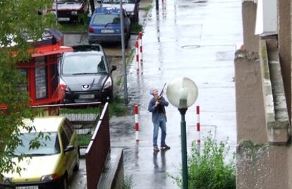 El francotirador, un hombre de unos 50 años, con un arma automática en el distrito de Devinska Nova Ves.