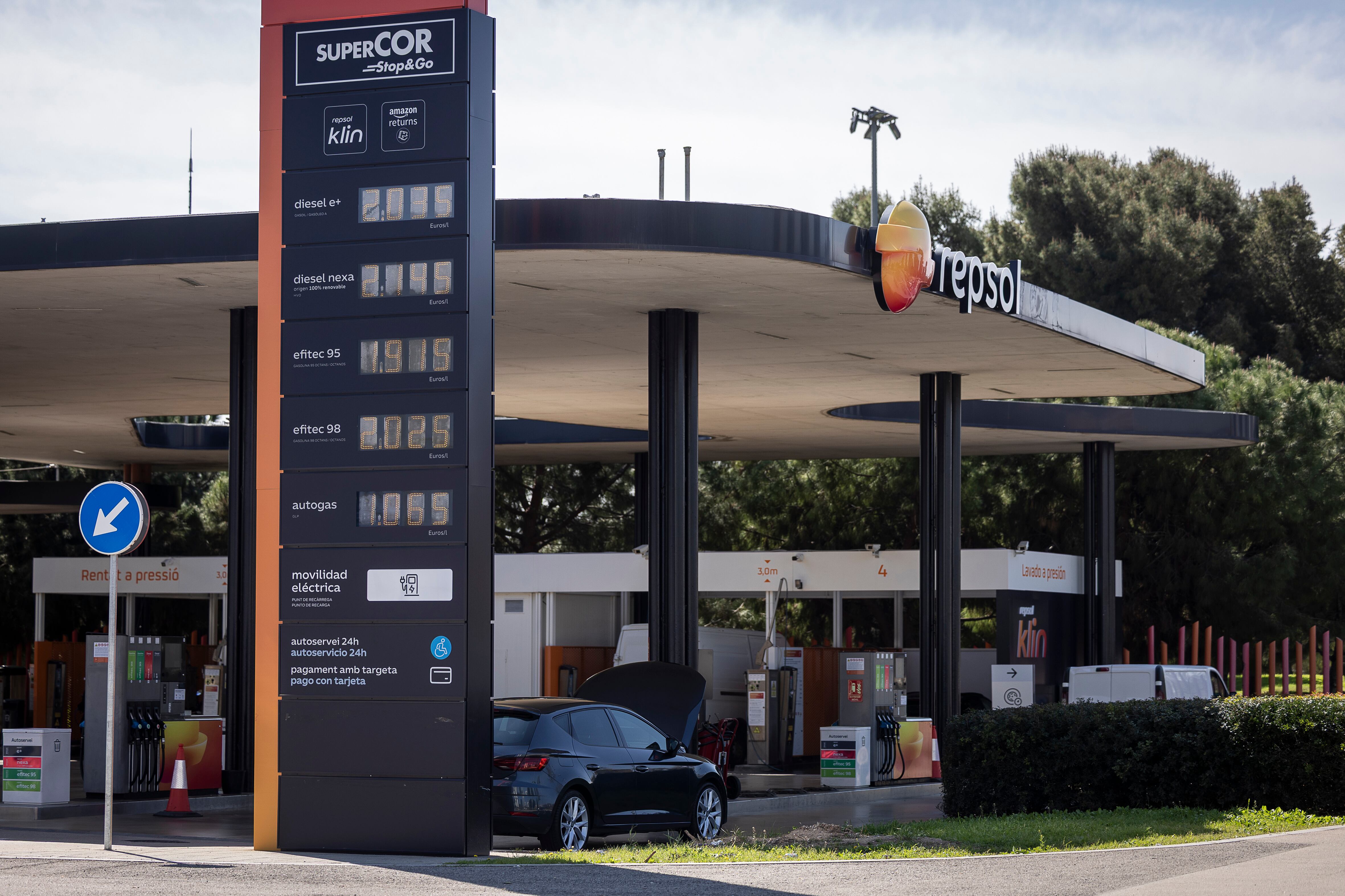 Gasolinera de Repsol en Hospitalet de Llobregat, Barcelona.