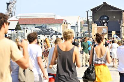 Son muchos los actos culturales que tienen lugar en esta pequeña isla, como la exposición de arte contemporáneo 'Biennalie of Sydney' o el festival de cine Cockatoo. En la imagen, visitantes de la exposición de arte urbano 'Outpost Project 2011'.