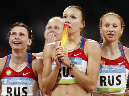 Chermoshanskaya (centro) y sus compa&ntilde;eras, tras ganar el oro.