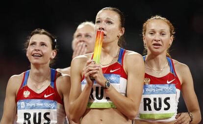 Chermoshanskaya (centro) y sus compañeras, tras ganar el oro.