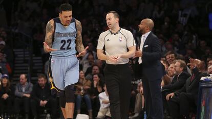 Barnes habla con el árbitro, con Fisher detrás.