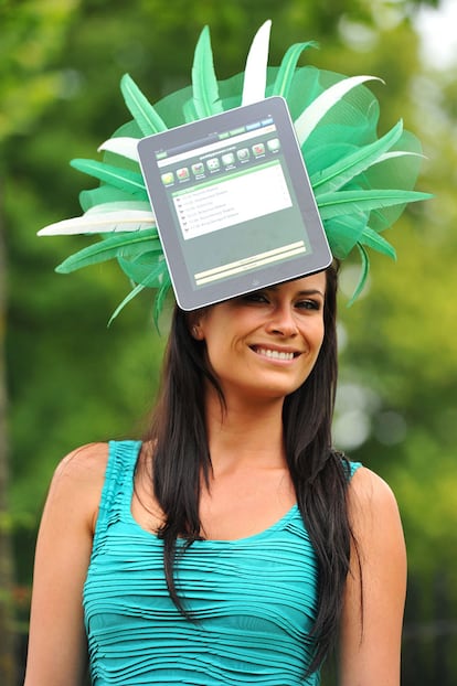 Hay quien exhibe la última moda, aunque sea tecnológica, en los sombreros que lucen en Ascot. El Ipad no podía faltar en este evento anual que se celebra en Berkshire, cerca de Windsor, cada año.