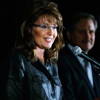 La gobernadora de Alaska, Sarah Palin, habla ante la Asociación de Gobernadores Republicanos, en una reunión para hablar del futuro del partido que se celebra en Miami