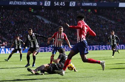 El balón golpea en el brazo de Vukcevic en la jugada del penalti a favor del Atlético.