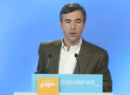 El secretario general del PP, Ángel Acebes, ha calificado hoy de "ultimatum" y "chantaje" el comunicado de ETA publicado hoy en Gara. "ETA ha lanzado un ultimatum a Zapatero de cara a las elecciones de mayo : Batasuna tiene que estar en las elecciones sí o sí", a lo que el presidente del Gobierno debe responder diciendo que no.