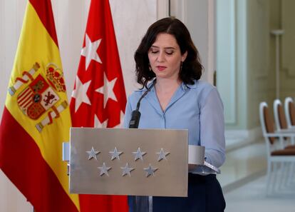 La presidenta madrileña, Isabel Díaz Ayuso, durante la rueda de prensa ofrecida este miércoles en la sede de la Comunidad tras firmar un decreto para convocar elecciones anticipadas. 