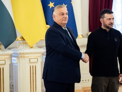 El primer ministro húngaro, Viktor Orbán, junto al presidente ucranio, Volodímir Zelenski, este martes en Kiev.