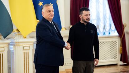 El primer ministro húngaro, Viktor Orbán, junto al presidente ucranio, Volodímir Zelenski, este martes en Kiev.