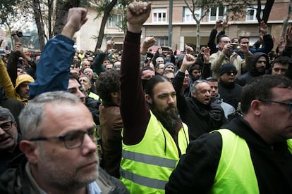 Protesta de taxistas ante la Conselleria de Territorio y Sostenibilidad, leste viernes en Barcelona. Los representantes de los taxistas se han levantado de la mesa tras no llegar a un acuerdo con el consejero Damià Calvet.