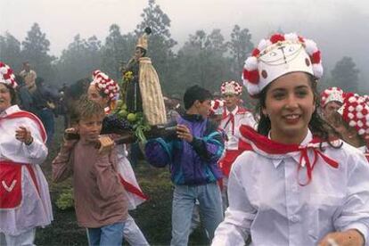 Los santos acuden a saludar y a acompañar a la Virgen de los Reyes en la bajada que se celebra cada cuatro años en El Hierro.