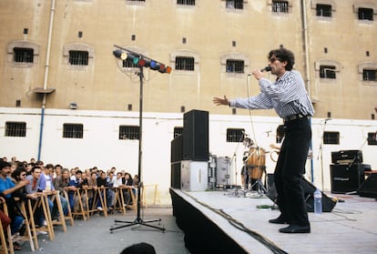 El cantautor Joaquín Sabina durante un concierto en la cárcel Modelo, Barcelona, en octubre de 1988.