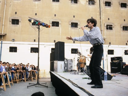 El cantautor Joaquín Sabina durante un concierto en la cárcel Modelo, Barcelona, en octubre de 1988.