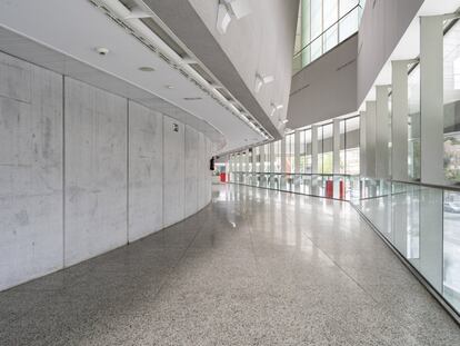 Jorge Culla, intendente de la institución, mira con cautela el panorama. Está al frente de un espacio público y privado y conoce las intenciones de los dos sectores. Los primeros apuestan por abrir en la tercera fase de la desescalada, cuando pueda cubrirse el 50% del aforo. Los segundos prefieren esperar a que se pueda vender el 100% de las localidades. El problema será qué programar y cómo reaccionará el público en la reapertura. “Pocos van a atreverse con nuevas producciones”, dice. Y de hacerlo, no serán grandes. Pero alguien debe empezar a romper el conjuro. <b>Ficha técnica:</b> Inauguración: 22 de septiembre de 2008. Superficie: 35.000 metros cuadrados. Aforo: 850 localidades la Sala Roja y entre 300 y 700 la Sala Verde.