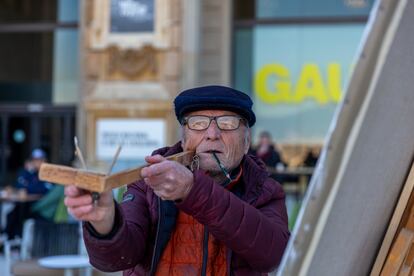 Antonio López usa un medidor y un compás para tomar medida en la obra que está comenzando de Barcelona, a las puertas del MNAC.