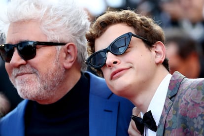 Pedro Almodovar y Lorenzo Ferro en el Festival de Cannes de 2018. El director manchego fue productor de 'El ángel', la película que dio a conocer a Ferro.