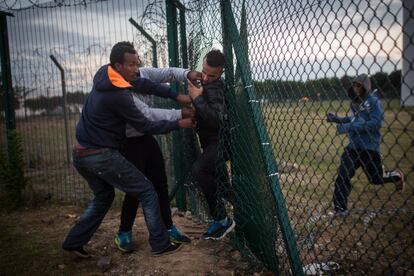 Las instalaciones de acceso al túnel bajo el canal de la Mancha se extienden sobre unos 650 kilómetros, el equivalente de unos 680 campos de fútbol, rodeadas por 28 kilómetros de verjas que los migrantes no dudan en saltar o en perforar.