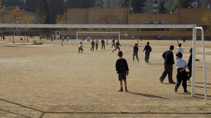 Niños jugando al fútbol en el patio del colegio concertado de educación segregada Altair de Sevilla, donde solo estudian varones.